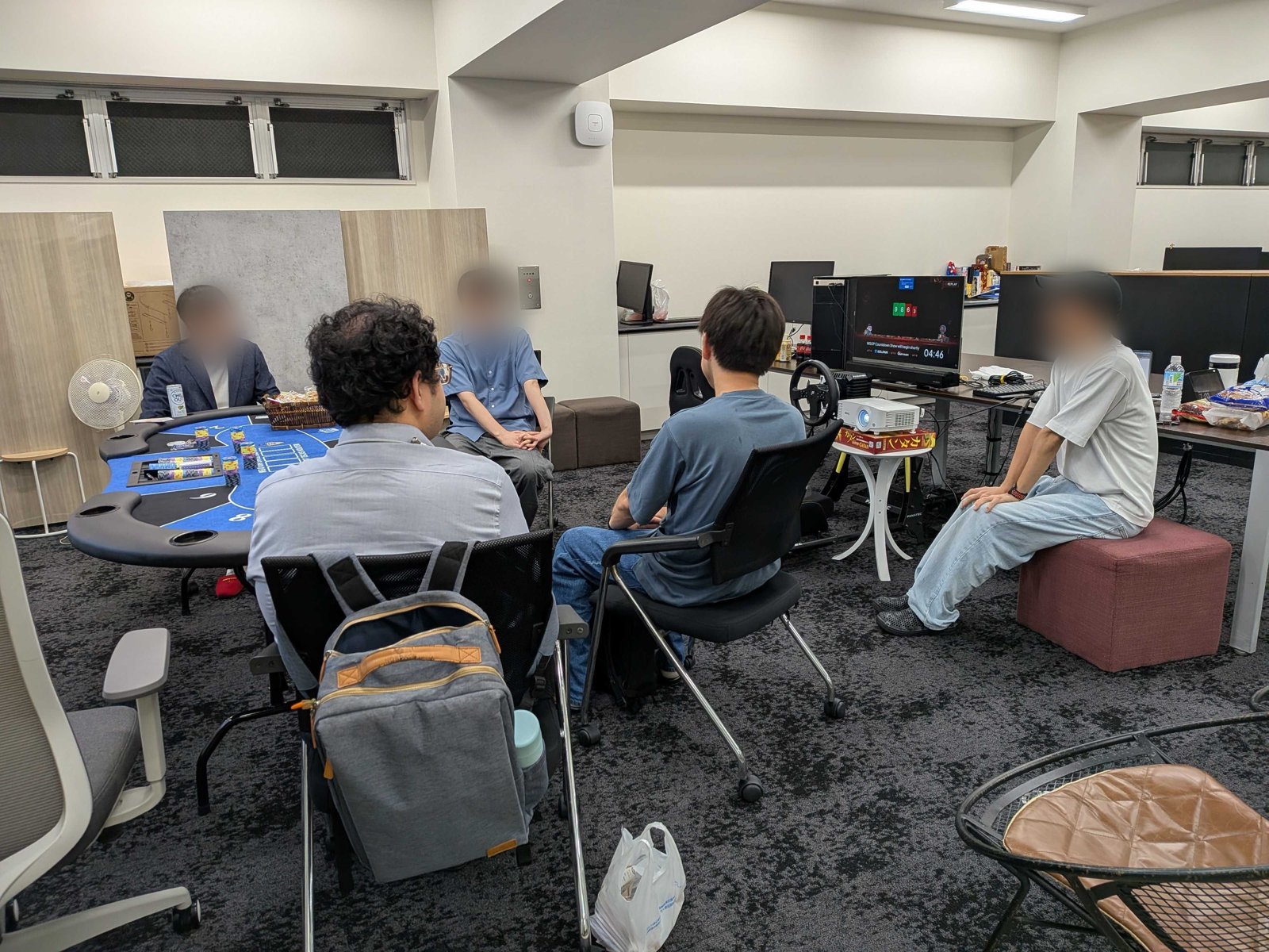 テーブルを囲んで歓談する参加者