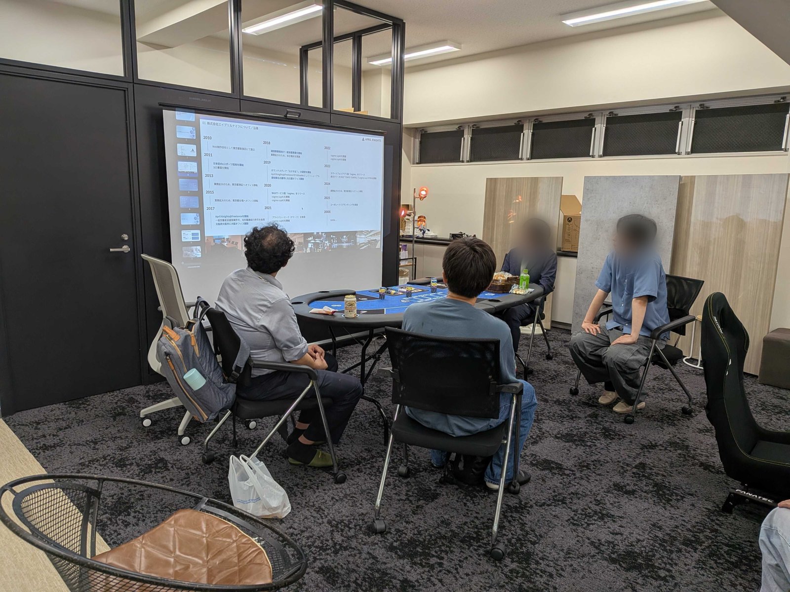 AKの紹介を聞く参加者