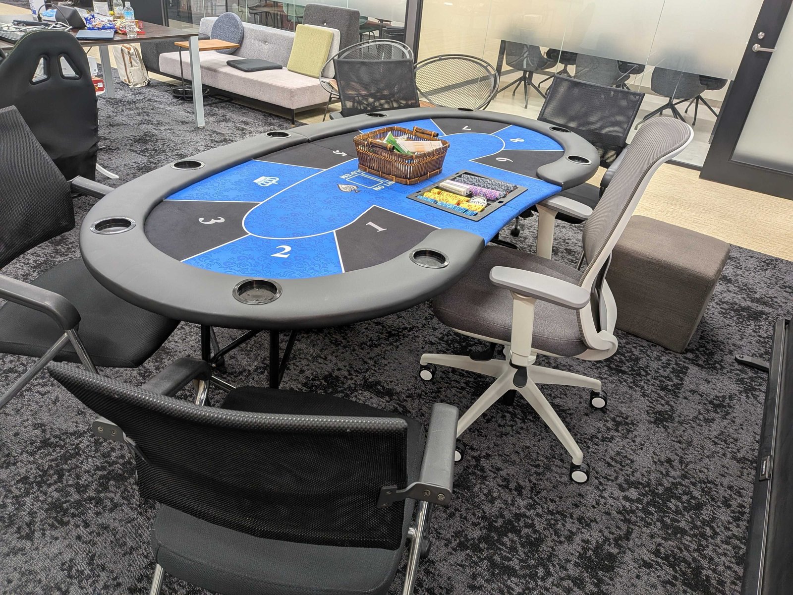 ポーカーテーブルとチップ
